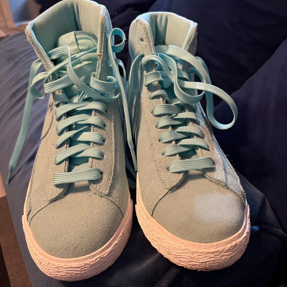 SEAFOAM NIKE SNEAKERS